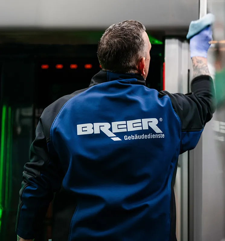 Umfassende Hausmeisterdienste von Breer für gepflegte Außenanlagen und funktionierende Haustechnik